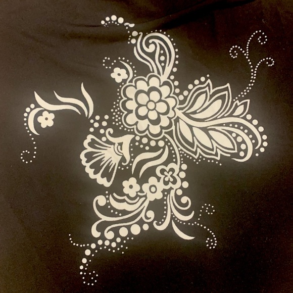 Liz Lange brand Maternity Top- black & white floral, draped scoop neckline Sz L - Picture 8 of 11